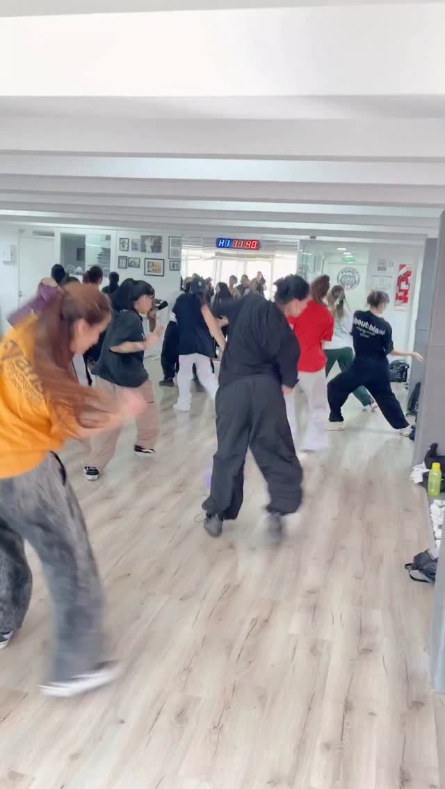 Así se vivió la WINTER DANCE ❄️

En nuestra Carrera, la previa a las vacaciones de invierno, se festeja con una SEMANA DE INTERCAMBIOS.

👉🏼 ¿En qué consiste? Durante una semana, todos los alumnos y alumnas se pueden anotar a clases de diferentes años.

Se viven momentos hermosos, reencuentros y mucha alegría en nuestras sedes ✨.