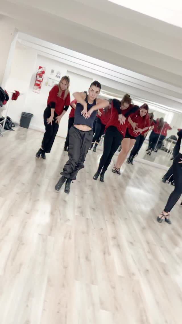 Hoy te mostramos uno de los estilos de 4to año 💃🏻

BALLROOMJAZZ con @nicovillalbaok - una clase cargada de energía, técnica y mucha presencia escénica 🖤✨

¿Quieren conocer más de los estilos vistos en la Carrera?
L@s leemos ⬇️