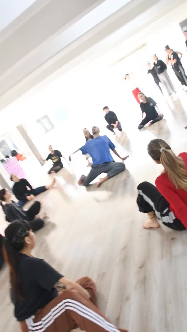 Carrera 4to año – Espiamos la clase de #Contemporáneo junto a @maxnavarroo 🖤

En estas clases se trabaja la técnica de Fly Low que significa “Volando bajo”.

Algunas de las características son 
👉🏼 Trabajo eficiente del suelo a través de las conexiones (isquion, talón, pecho, rodilla, codo, frente y pubis.)
👉🏼 Construir un cuerpo en estado de alerta y rapidez física mientras mantenemos un estado interior calmo.
👉🏼 Conexión de las extremidades con el centro.
👉🏼 El estudio de entrar y salir del piso
👉🏼 Desplazamientos en el espacio en varios niveles
👉🏼 Espirales
👉🏼 Pasaje de peso
👉🏼 Deslizadas
👉🏼 Inversiones
👉🏼 Dinámicas

Contanos si queres ver más técnicas ✨.

#ReinaReech#EscueladeDanza #Carrera #4to #FlyLow
#Bailar #Actuar #Palermo #Belgrano #Caballito