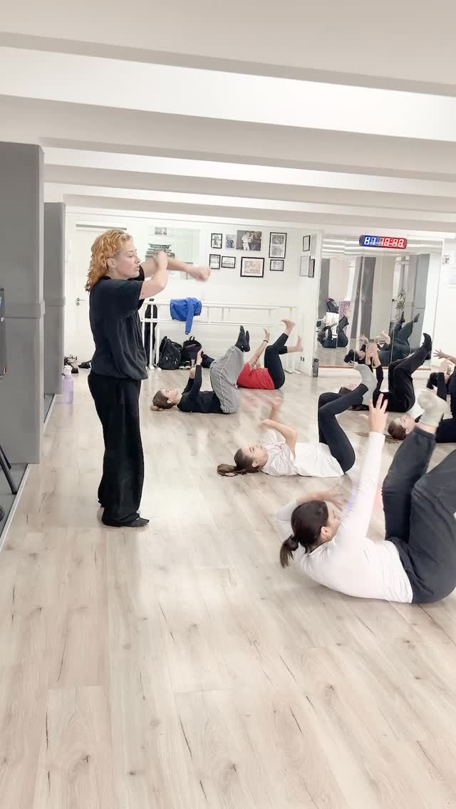 Así se vive una clase de Contemporáneo en 4º año ✨

Un espacio de investigación, técnica y conciencia corporal.

Con la guía de @karina.novelino 💫

¿Qué clase tienen ganas de ver 👀?