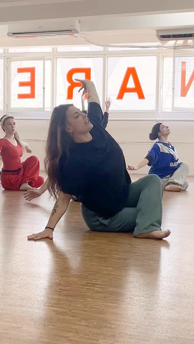 🌀 CONTEMPO con @dai.ana.ferreira 

Hoy nos metemos a espiar un poco de la clase de 1er año, donde los alumnos y alumnas exploran y trabajan la Técnica Muller, enfocándose en la fluidez, el control y la expansión del movimiento.

 ¿Qué otra clase les gustaría ver?