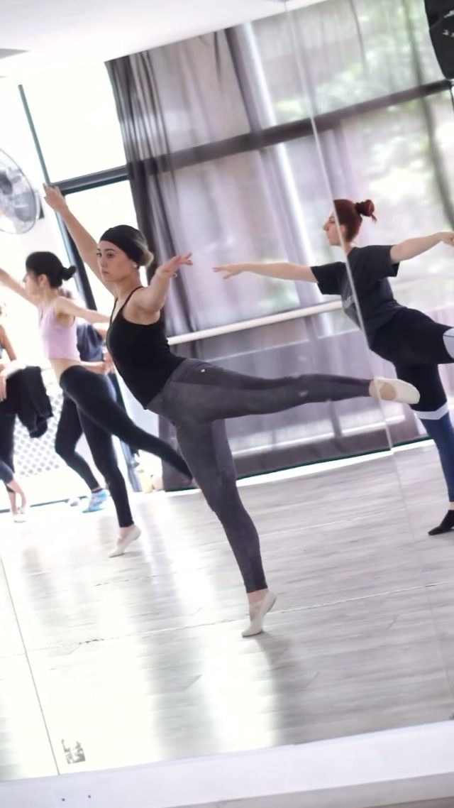 ¿Te gustaría formarte en nuestra carrera? 

Tenemos dos opciones para vos: 
⭐ Carrera de Bailarín Profesional, Coreógrafo y/o Profesor 
⭐ Intérprete en Danza 

🚨Última semana para sumarte al Curso Preparatorio, ideal para quienes no tengan base técnica o quieran reforzarla antes de rendir el examen de ingreso. 

Durante 2 meses vas a entrenar Jazz, Clásico y Urbano 🚀.

¡Todavía podes sumarte al TURNO NOCHE o turno mañana MODALIDAD VIRTUAL! 

Escribinos y sumate 📲