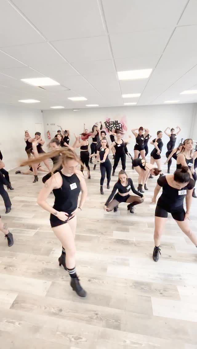 4° año participo de un Seminario dictado por @gastonrasg 💫 Dance  Captain de MSC cruceros 
 Los alumnos y alumnas trabajaron temáticas vinculadas a la salida laboral internacional en diferentes contextos: cruceros, espectáculos internacionales, etc.
Tuvieron una clase teórica/práctica repleta de experiencias, consejos y herramientas para proyectarse profesionalmente 🌎✨
 👉🏼 El cierre fue con una gran audición final, llena de energía y aprendizaje.

¿Les gustaría saber más sobre la salida laboral en la Carrera?