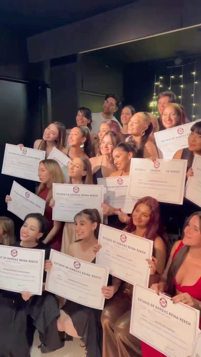 Hoy celebramos mucho más que un cierre: celebramos cuatro años de proceso, crecimiento y transformación 💫

Cada clase, cada ensayo y cada desafío fueron acompañados por docentes que guiaron, enseñaron y soñaron junto a los alumnos y alumnas ❤️

Felicitaciones a los egresados de la Carrera por este gran paso✨