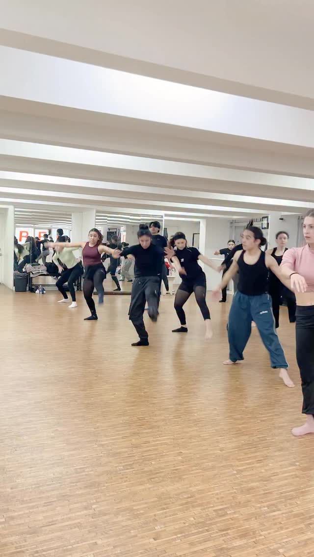 Jazz con @pato.floress – 1er Año 🤩

Es una clase pensada para construir bases sólidas desde el primer año.
👉🏼 Trabajo de líneas, musicalidad, diagonales y conciencia corporal.

Si vos también queres ser parte de nuestra formación….
¡Ya podes inscribirte al Curso Preparatorio 2026!