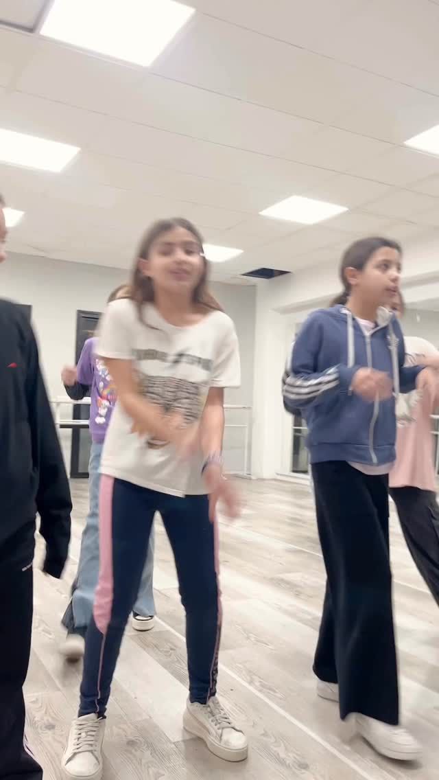 ¿Amas bailar, cantar y actuar? ¡Comedia Musical es para VOS 🎭! 

Hoy te mostramos un poco la
clase de @agussamaa y @julirapetta en su grupo de 9/11 años 🤩

👉🏼 Te dejamos más info de sus clases:
📍SEDE BELGRANO
C. MUSICAL - 7/8 AÑOS
Jueves 18 a 20 hs
C. MUSICAL - 9/11 AÑOS
Jueves 18 a 20 hs

¡Sumate ahora y participá de las muestras de fin de año! 

Pedinos info 🚀