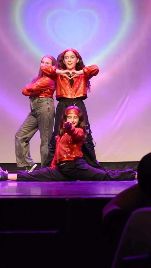 ¡Así vivimos el año en las escuelas, lleno de pasión y arte ✨🎬!

Momentos inolvidables, risas, y mucho talento sobre el escenario 🎭💃. 

Si 2024 fue increíble, ¡El 2025 se viene con toda 😎!

¿Querés ser parte de esta experiencia única 🔥?

📍Sedes: Palermo, Caballito y Belgrano

🎶 Inscripciones abiertas para las clases 2025.