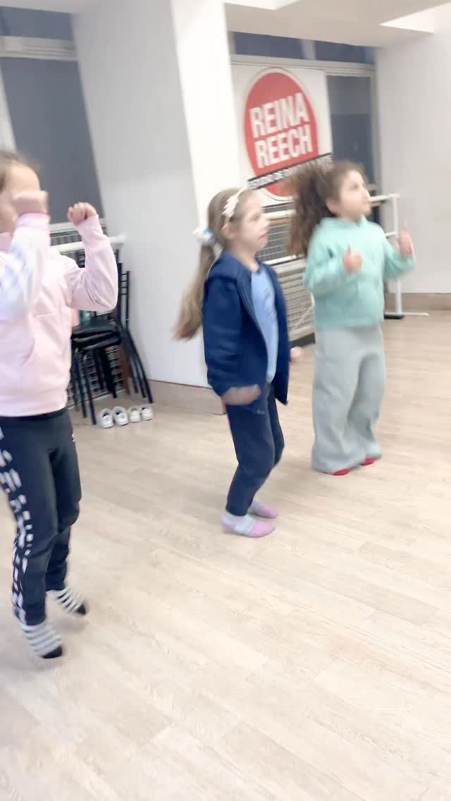 Pop Dance con @renucermesoni ✨
 Durante este año bailamos, jugamos y aprendimos a expresarnos a través del movimiento.
Cada clase fue un espacio para crecer, crear y disfrutar en equipo 💫
 Y atención… falta muy poquito para conocer las clases 2026 👀✨
¡Se vienen nuevas propuestas para seguir bailando juntos! 💖