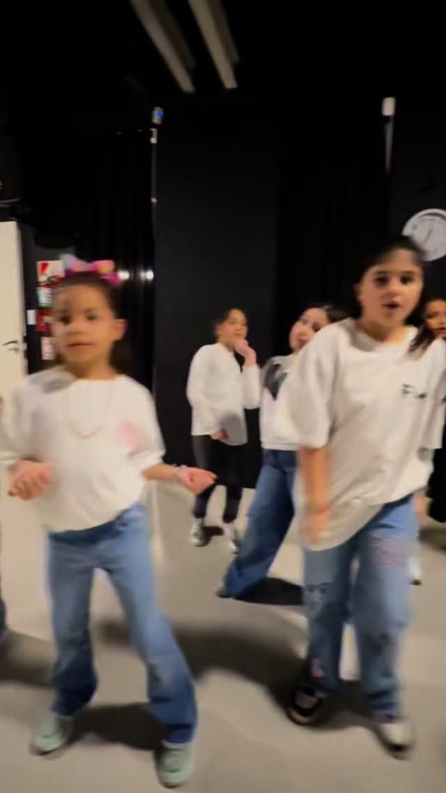 Así se vive en nuestras clases la magia de la Comedia Musical

Hoy les mostramos un montaje que realizaron las alumnas de @dafcorrea y @natodamore 
 ¡Todavía estás a tiempo de sumarte! 🙌

📌 Encontralas en estos horarios:
* Inic a la Comedia Musical: Martes 17:30 hs · 5/6 años · Sede Palermo
* Comedia Musical: Martes 17:30 hs · 7/8 años · Sede Palermo

🔥 Últimos días para inscribirte y ser parte de la gran muestra de fin de año.

👉 No te quedes afuera, reservá tu lugar.