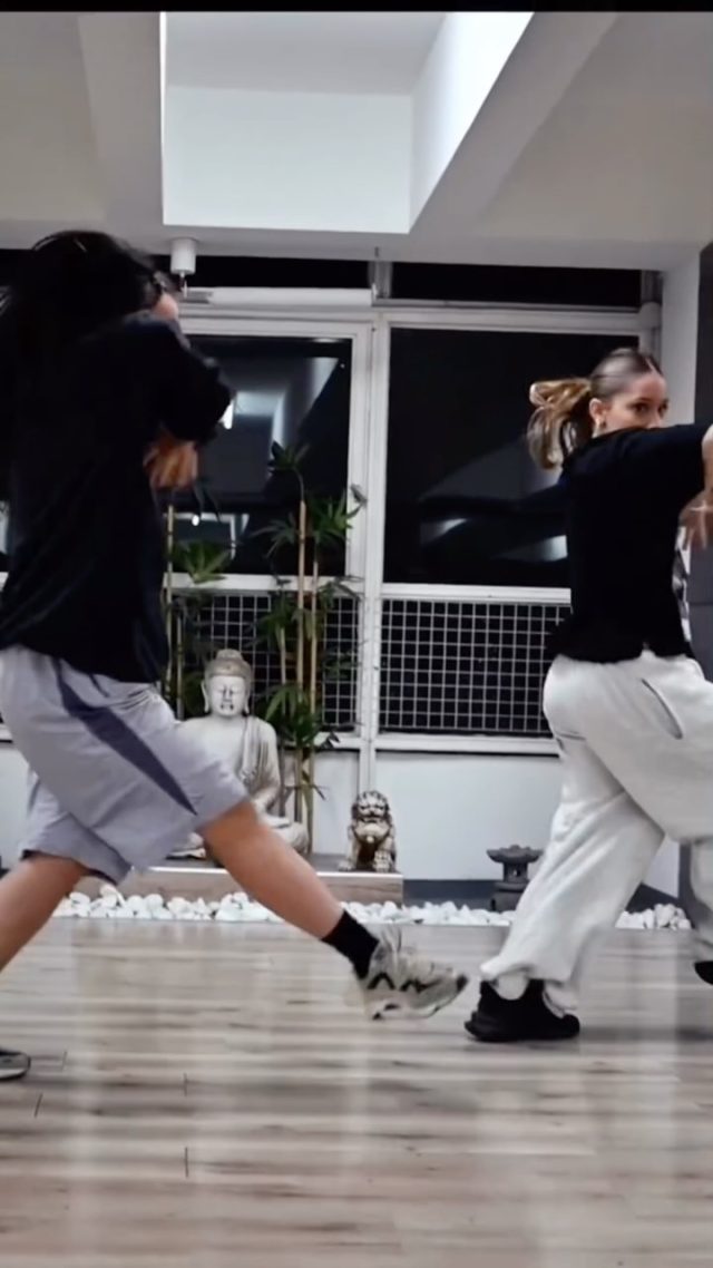 ¡Venite estás vacaciones a nuestras clases de verano ☀️!

Llega @tatiiisaavedra con sus clases de STREET +15 AÑOS 🔥.

¿Cuándo 👉🏼? martes a las 18 hs en Caballito (a partir del 20/01).

¡Venite a bailar y divertirte estas vacaciones 😎!

PEDINOS INFO 📲.