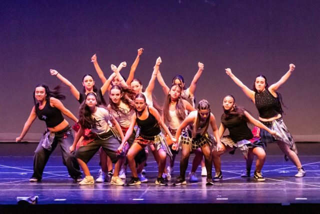Un poco de lo que vivimos en las muestras de fin de año 📸 ✨

Fotos de la coreografía de @_julirossi 🤩

Escenario, luces, emoción y mucho trabajo detrás de cada presentación 💃

Gracias a cada alumno y alumna por dejarlo todo en el escenario y a las familias por acompañar siempre ❤️

Seguimos creando, creciendo y compartiendo arte ✨

¡Ya pueden sumarse a las clases de verano para seguir compartiendo juntos este 2026🔥!