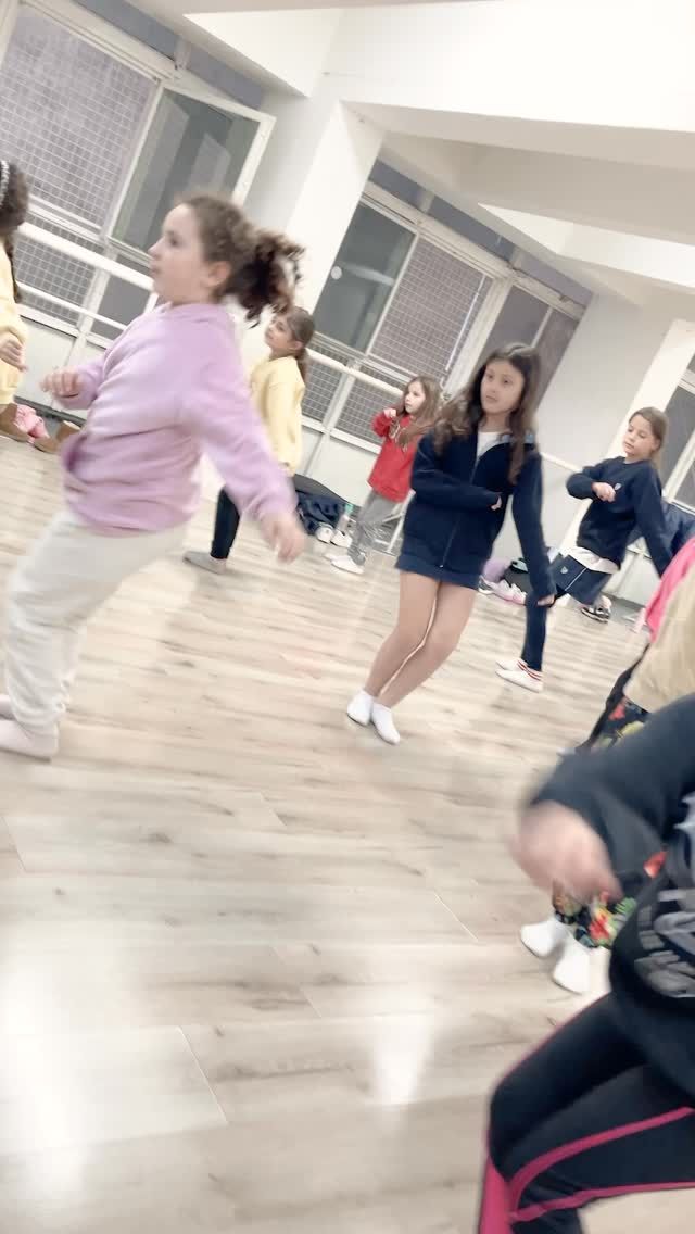 Espiamos un poco de la clase de Pop Dance con @aldiramirez 💃
 Nos estamos preparando para las muestras y… 👀 ¡se vienen videos de todos los preparativos 🎬!
 ¿Quieren verlos? 💥