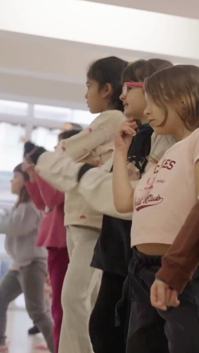 Espiamos MINI STARS 5/6 AÑOS 🌟

Nuestros pequeños artistas en la clase de @agussamaa y @julirapetta ya están a full preparándose para las muestras 💃
 Entre risas, canciones y coreos, el escenario los espera…

¿Listos para ver el back de las muestras 👀?