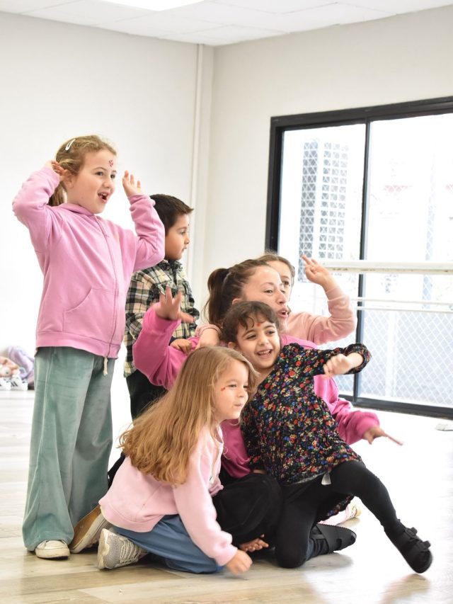 Así se viven las clases en la Escuela 💥

Arte, risas y mucha diversión para que cada día sea único ✨

¿Todavía no te sumaste? 👀
En vacaciones de invierno también tenemos talleres ⬇️
🎭 Grupos:
- Hasta 6 años
- De 7 a 11 años

👉🏼 Sedes en Belgrano, Palermo y Caballito.

¡Venite a disfrutar del arte en vacaciones!
PEDINOS INFO 📱