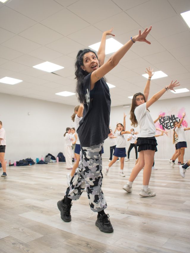 Así vivimos los días en la escuela 📸
 Cada clase es una experiencia llena de energía, disfrute y mucho arte 🎭 .

¿Todavía no sos parte 👀?
 Tenemos clases para todas las edades y niveles, y podés verlas en nuestras historias destacadas.

👉🏼Sedes en Belgrano, Palermo y Caballito.
 Todavía podes sumarte ¡PEDINOS INFO 📱!
