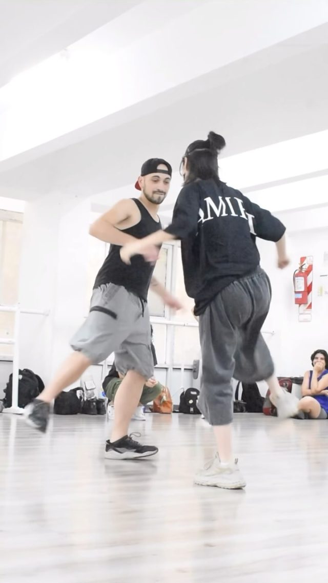 Estuvimos espiando las clases de FREESTYLE 😎
 Te mostramos un poquito de lo que pasa en la clases de @lilfrenchman_ 
 🔥 Una clase llena de movimiento, técnica y mucha expresión

¿Qué clase quieren que mostremos 👀?