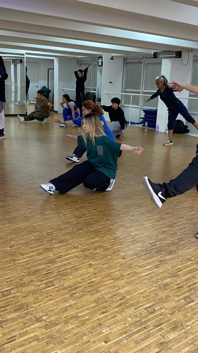 Falta muy poco para que empiece nuestro TALLER PREPARATORIO 😎 

Son 32  clases en total y 
se cursa los días lunes y miércoles.

Vas a tener 2 clases por día de:
🔸 Coreografía
🔸 Clase técnicaque puede ser de: Hip hop, Dancehall, Afro moderno, House, Popping y muchas más.

Inicia el 3 de febrero hasta el 26 de marzo.

¿Te  gustaría sumarte al taller?