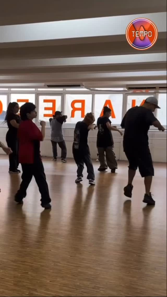 Clase coreográfica con @damian.82 🔥

Esta vez abordando el material coreográfico desde el trabajo en duplas 🤝🕺

Gracias a todxs lxs que se sumaron y se entregaron al proceso💥

¡Seguimos a full con las clases en TEMPO!